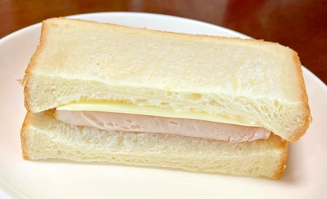 ハムとチーズのカレーマヨサンドイッチ