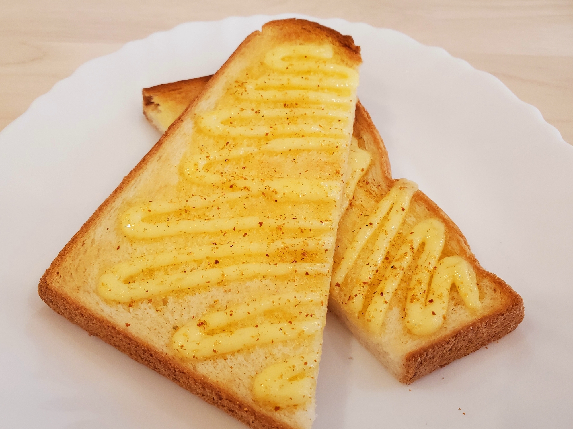 簡単すぎて旨すぎる!かけるだけのマヨ×七味トースト