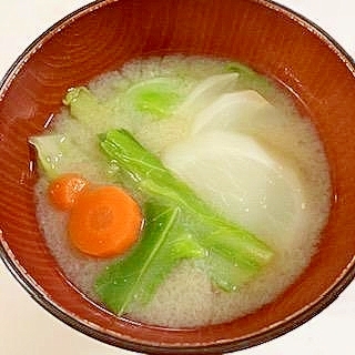 かぶとキャベツとにんじんの味噌汁