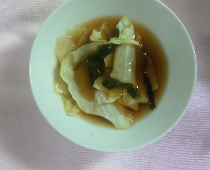 キャベツとわかめ味噌汁