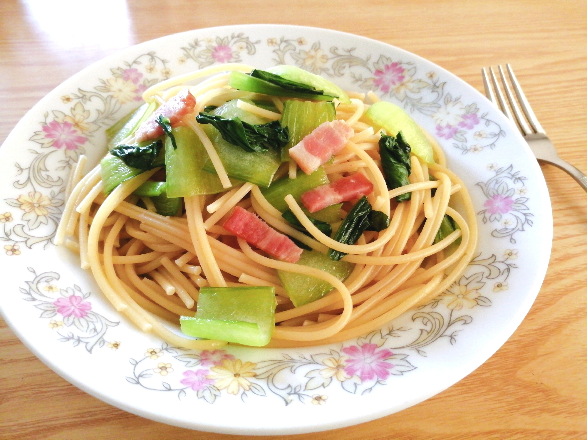 チンゲン菜とベーコンの和風パスタ