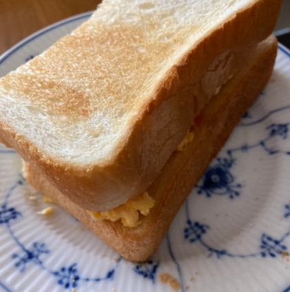 スクランブルエッグと粉チーズのマヨホットサンド