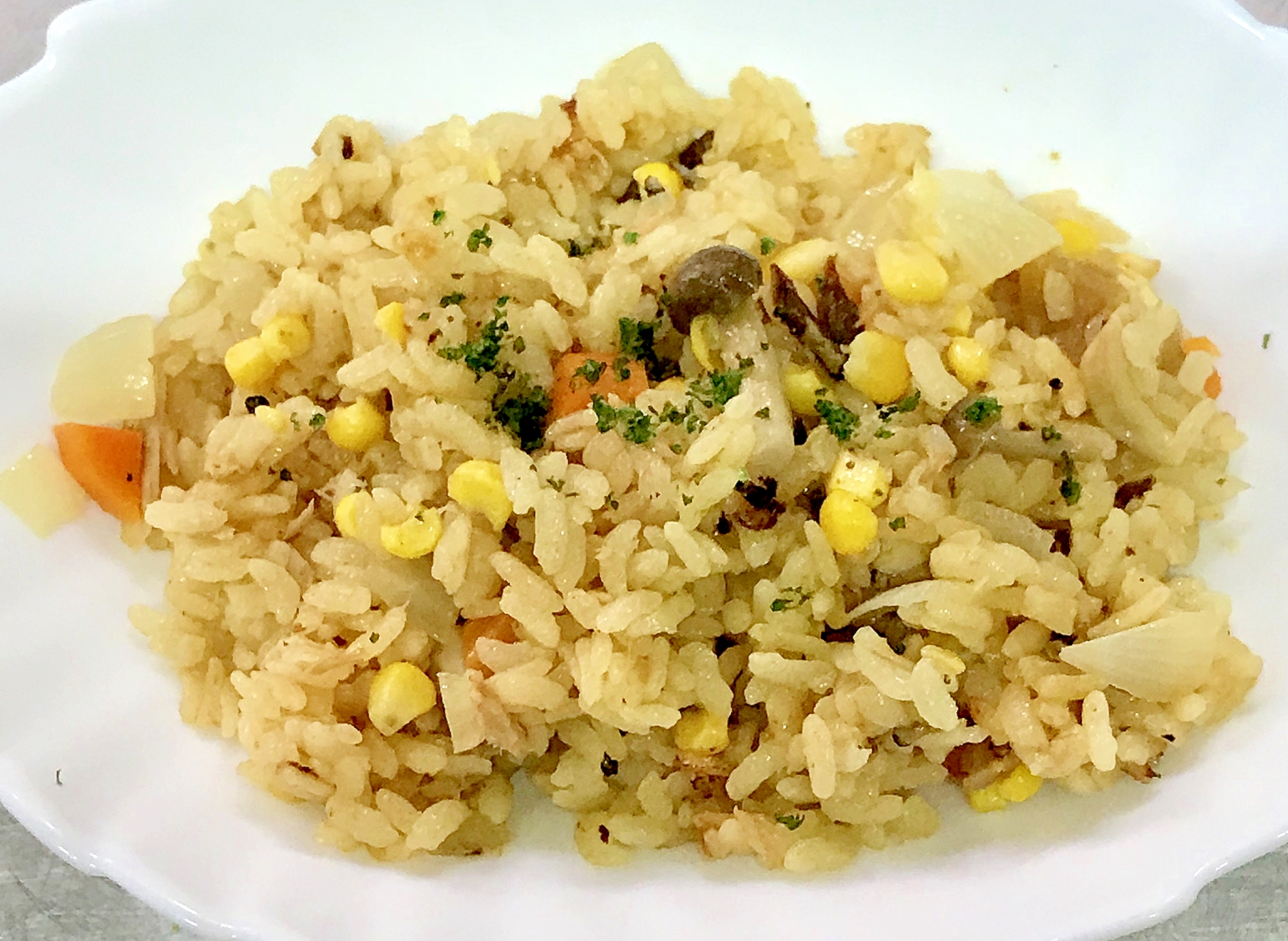 レトルトカレー炊き込みごはんにパセリが振りかけられている