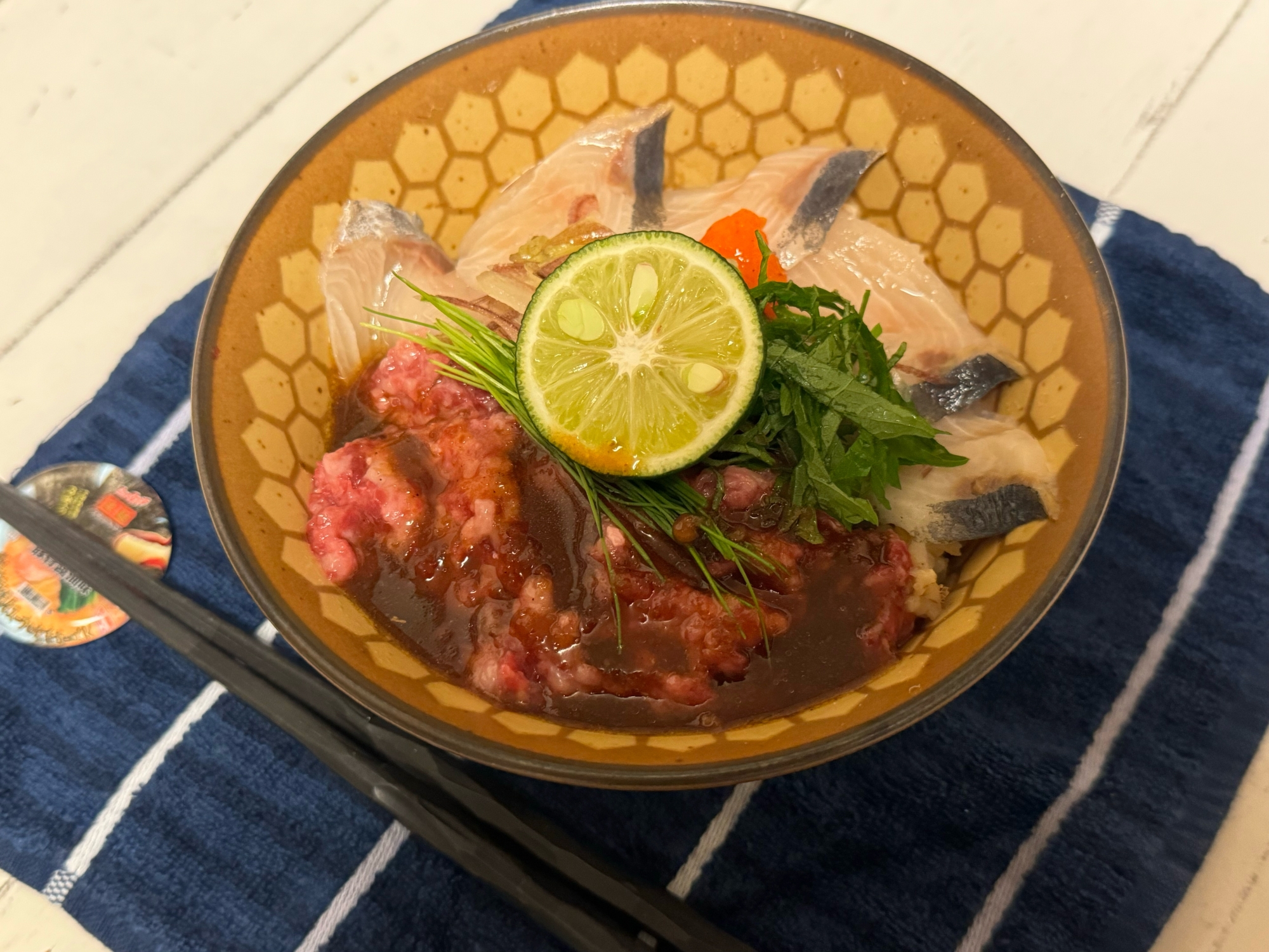 この組み合わせ案外合うぞ！桜ユッケvs海鮮丼✮