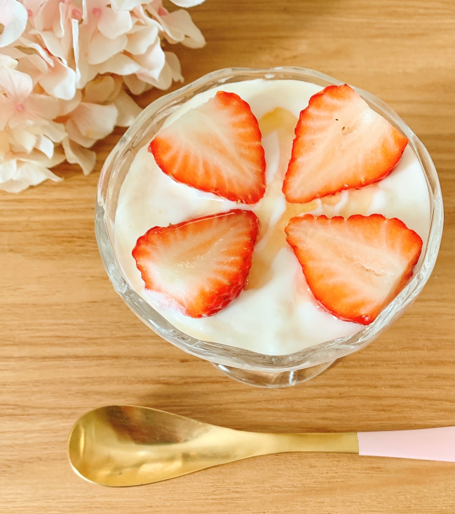 いちごのヨーグルトパフェ風✧˖°