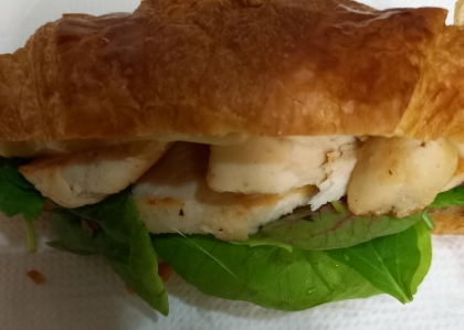 サラダチキンでクロワッサンサンドꕤ୭*