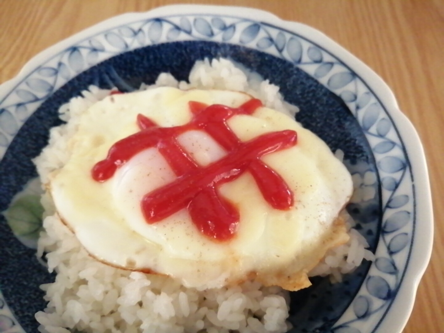 ケチャップチーズの目玉焼きご飯