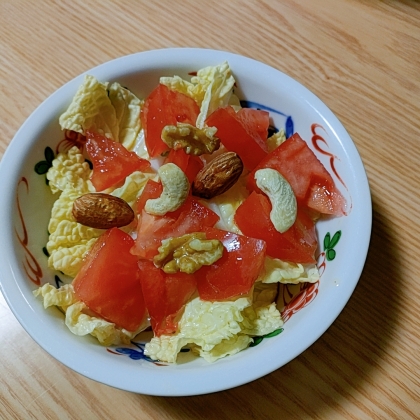 家にあるもので作りましたが、ナッツと野菜のサラダ美味しく頂きました(*^-^*)
