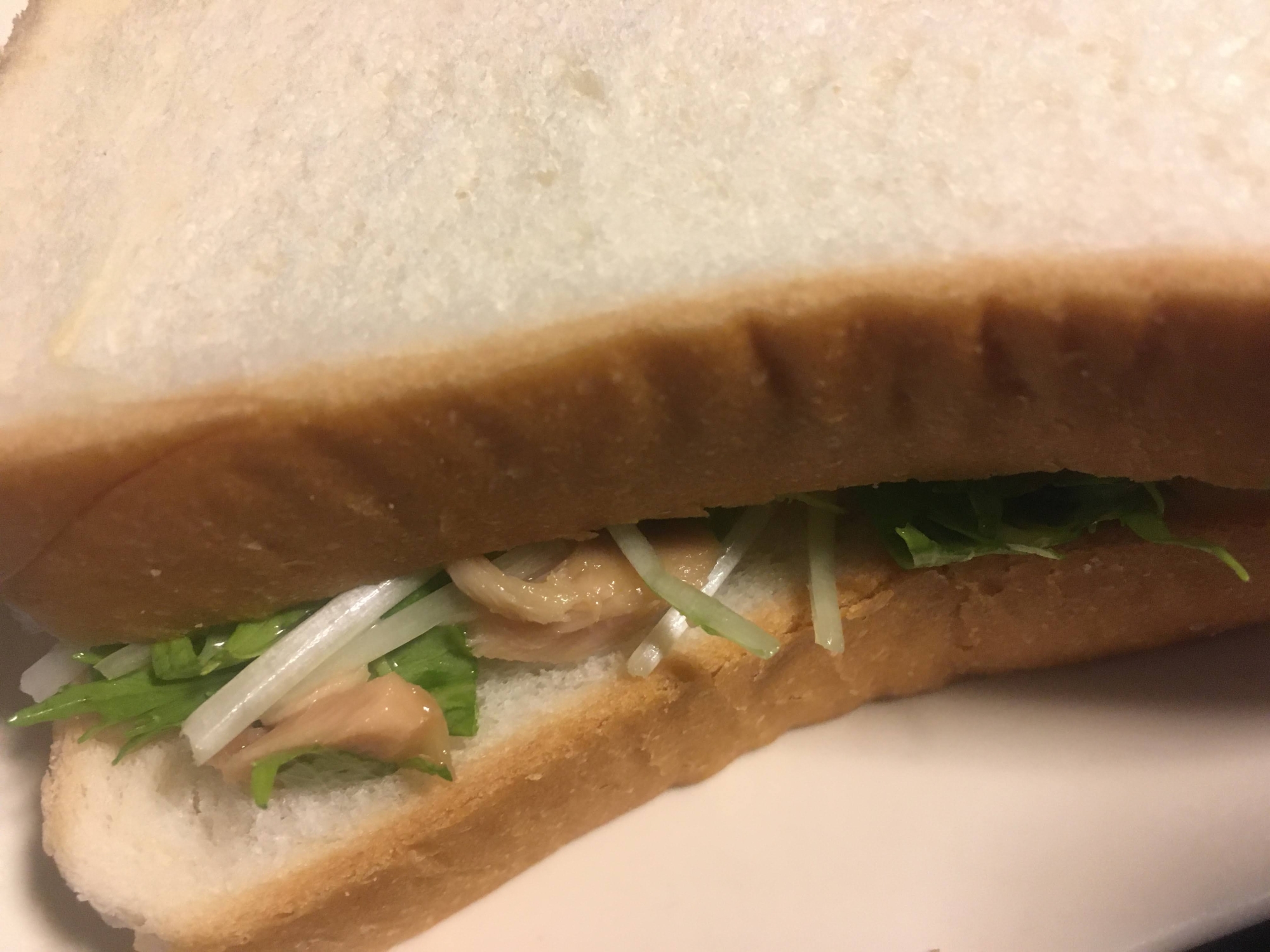 水菜と、ツナ、ピーナツバターのサンドイッチ
