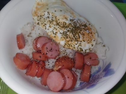 ウインナーと半熟目玉焼きどんぶり