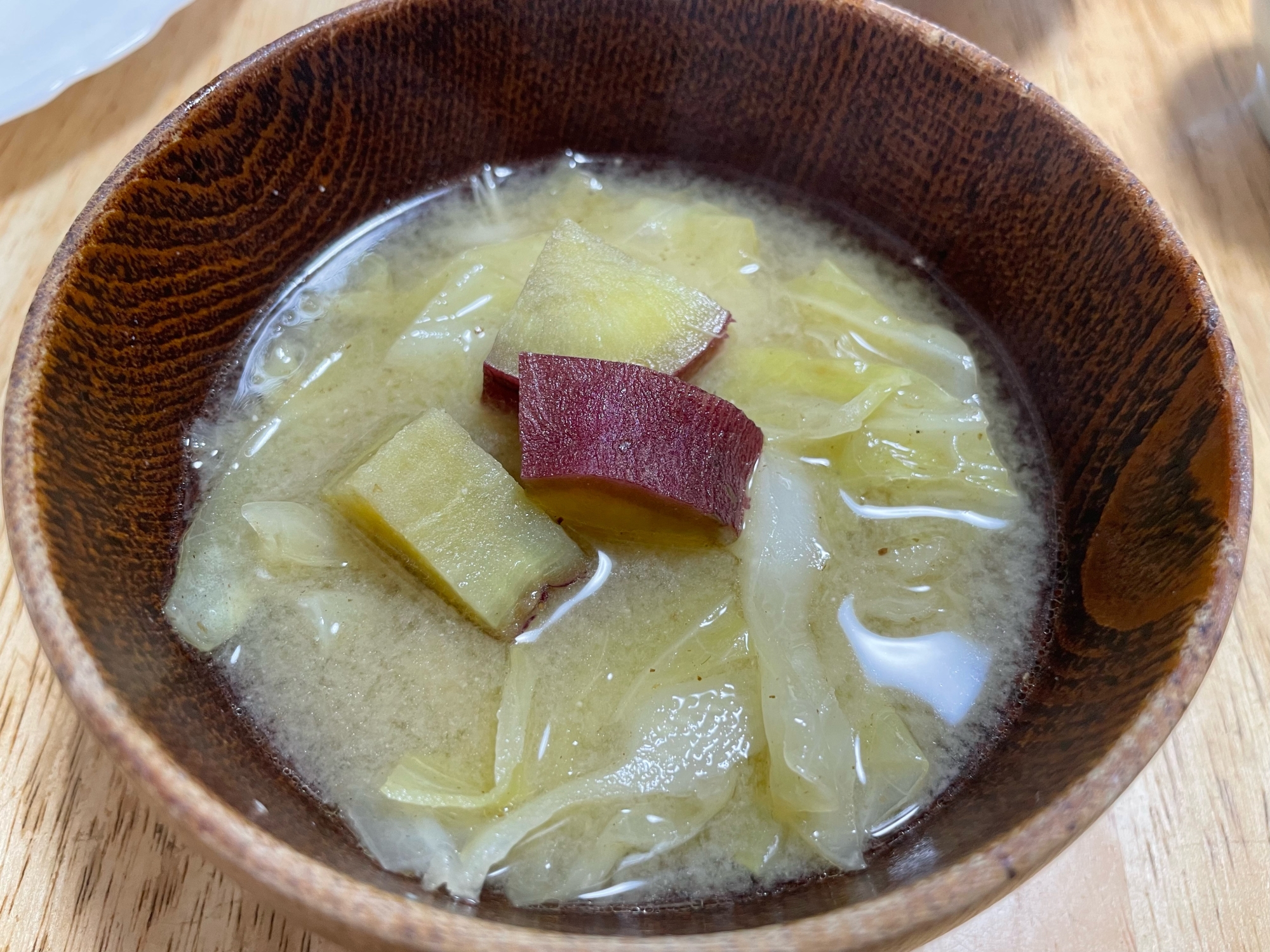 甘くてほっこり!さつまいもとキャベツのお味噌汁