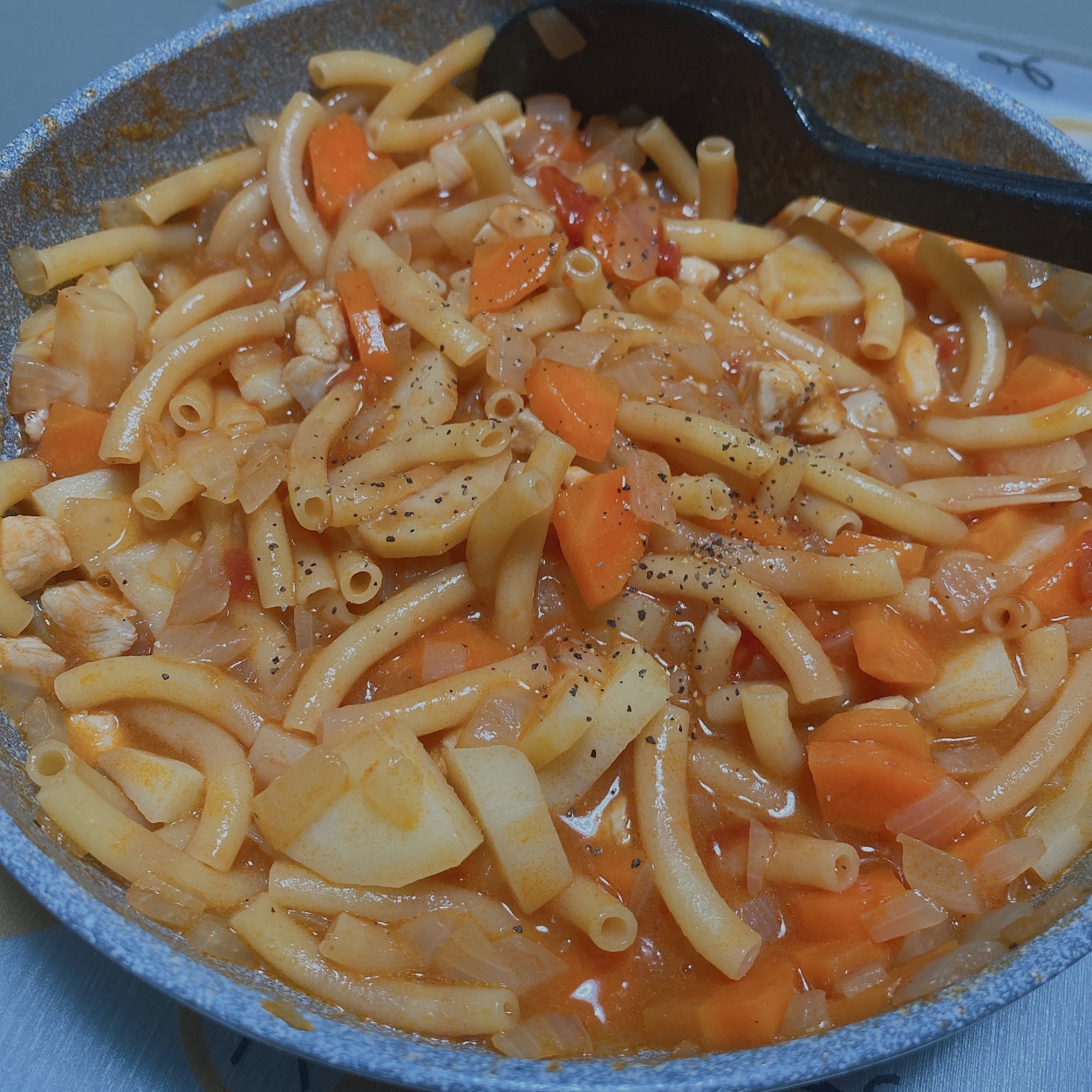 簡単☆トマトと鶏胸肉と根菜とマカロニの食べるスープ