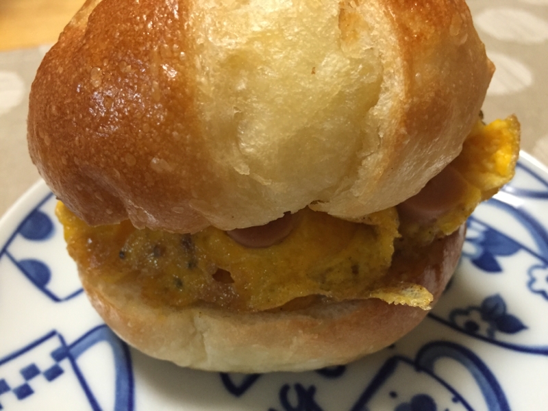 魚肉ソーセージとクリームチーズのオムレツサンド