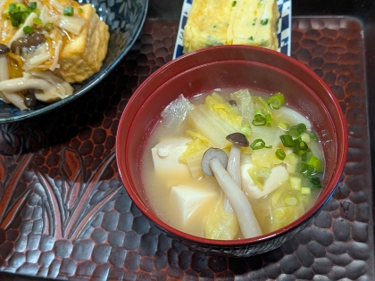 豆腐、白菜、椎茸の味噌汁