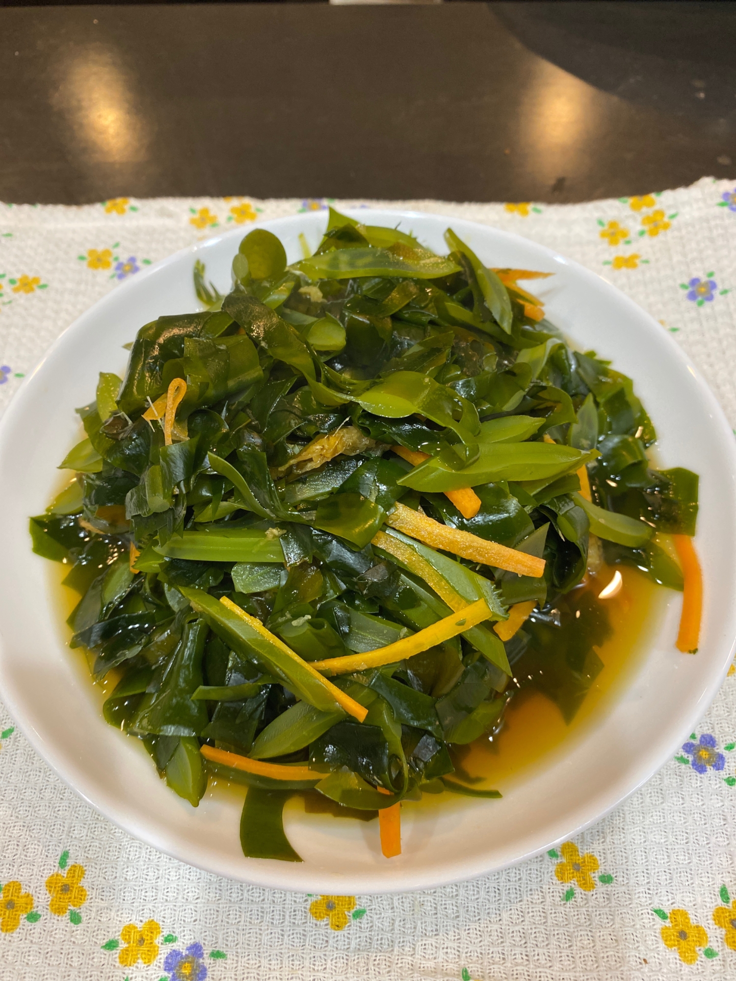 シャキシャキワカメと茎の生姜和え