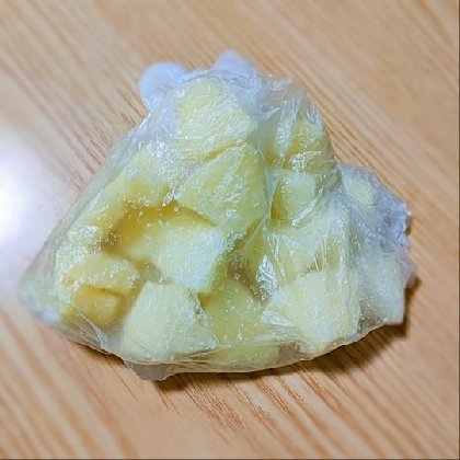 パイナップルの缶詰冷凍しました♪
いつでも使えて便利ですね(*^-^*)