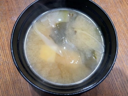 豆腐、キャベツ、えのき茸の味噌汁