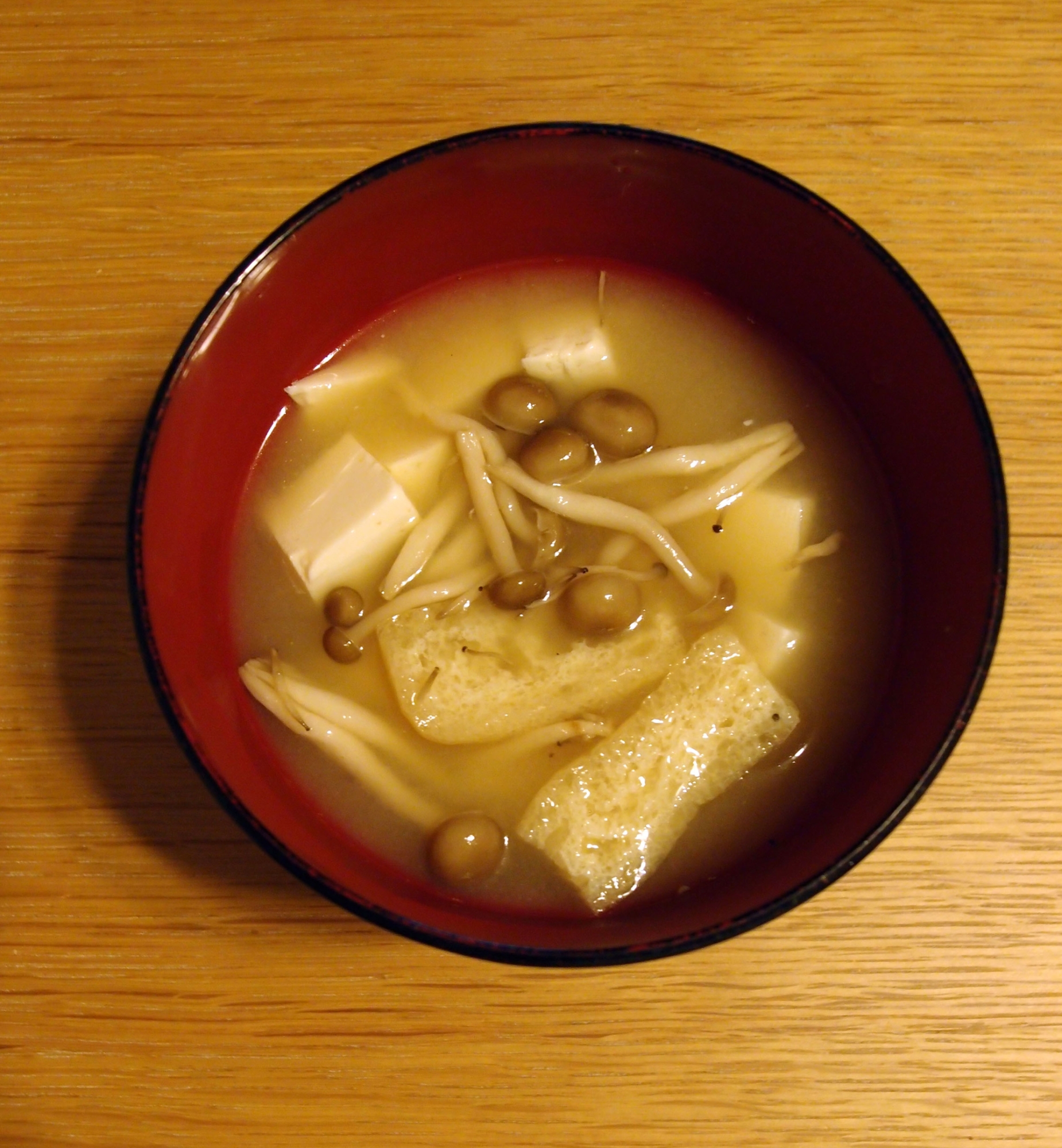 豆腐と油あげとしめじのお味噌汁