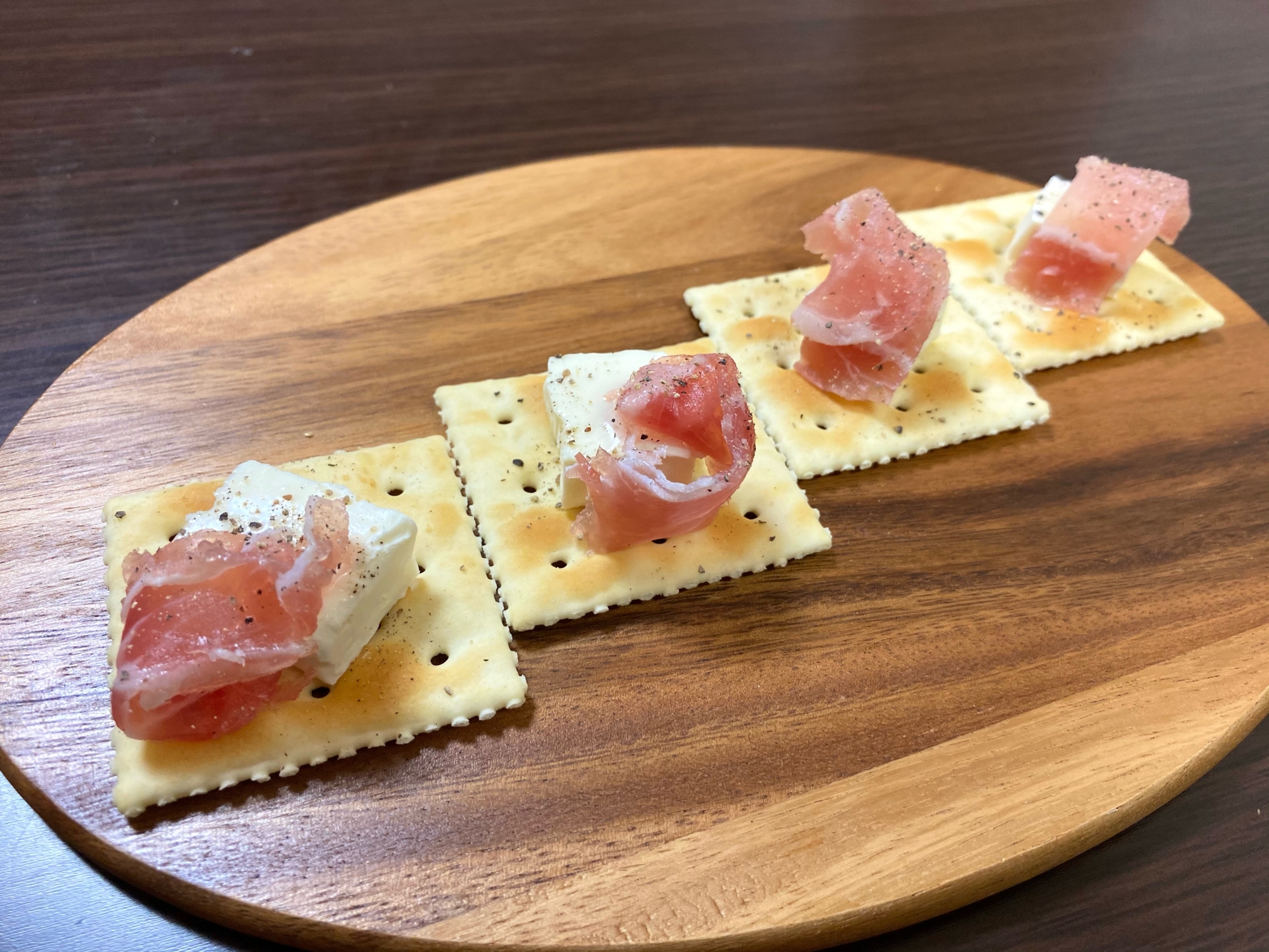 簡単おつまみ!生ハムとクリームチーズのカナッペ