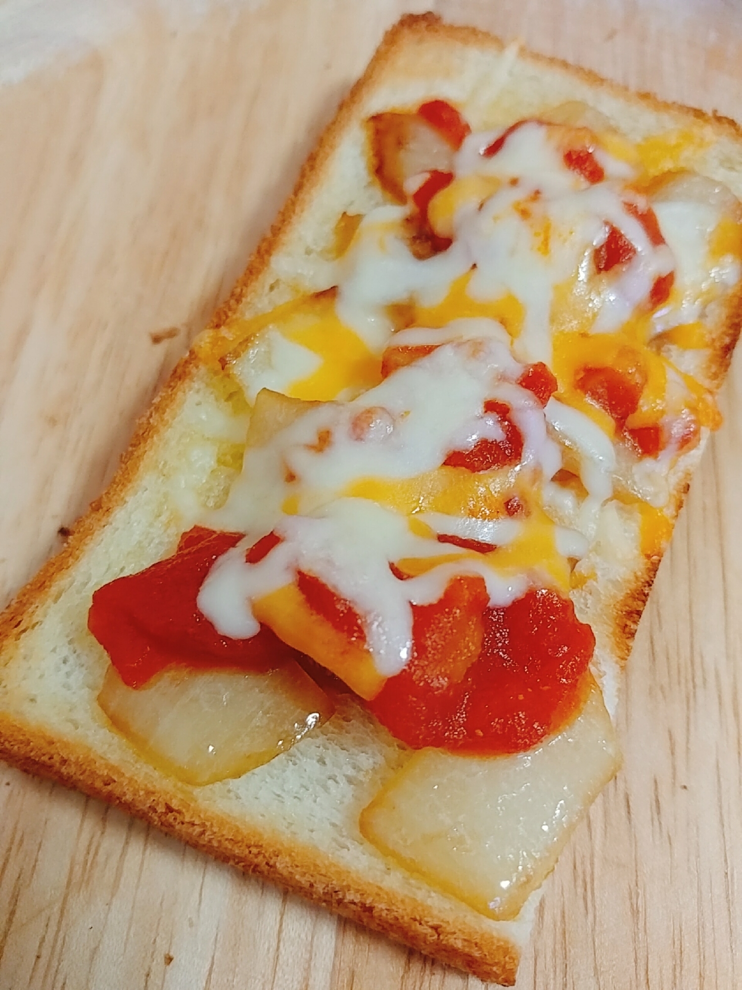 玉葱炒めとトマトのWチーズトースト