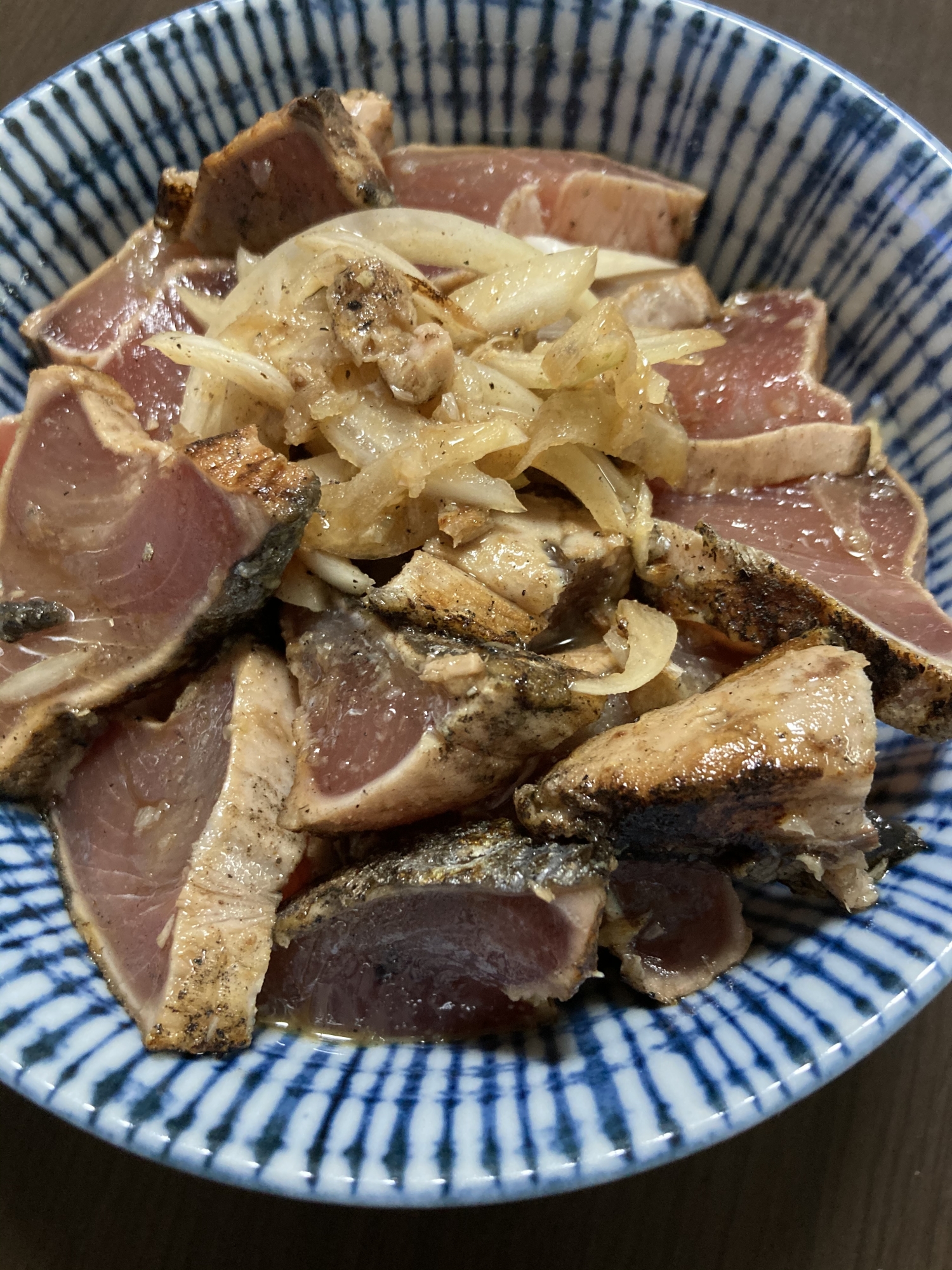 玉ねぎと鰹のタタキ丼