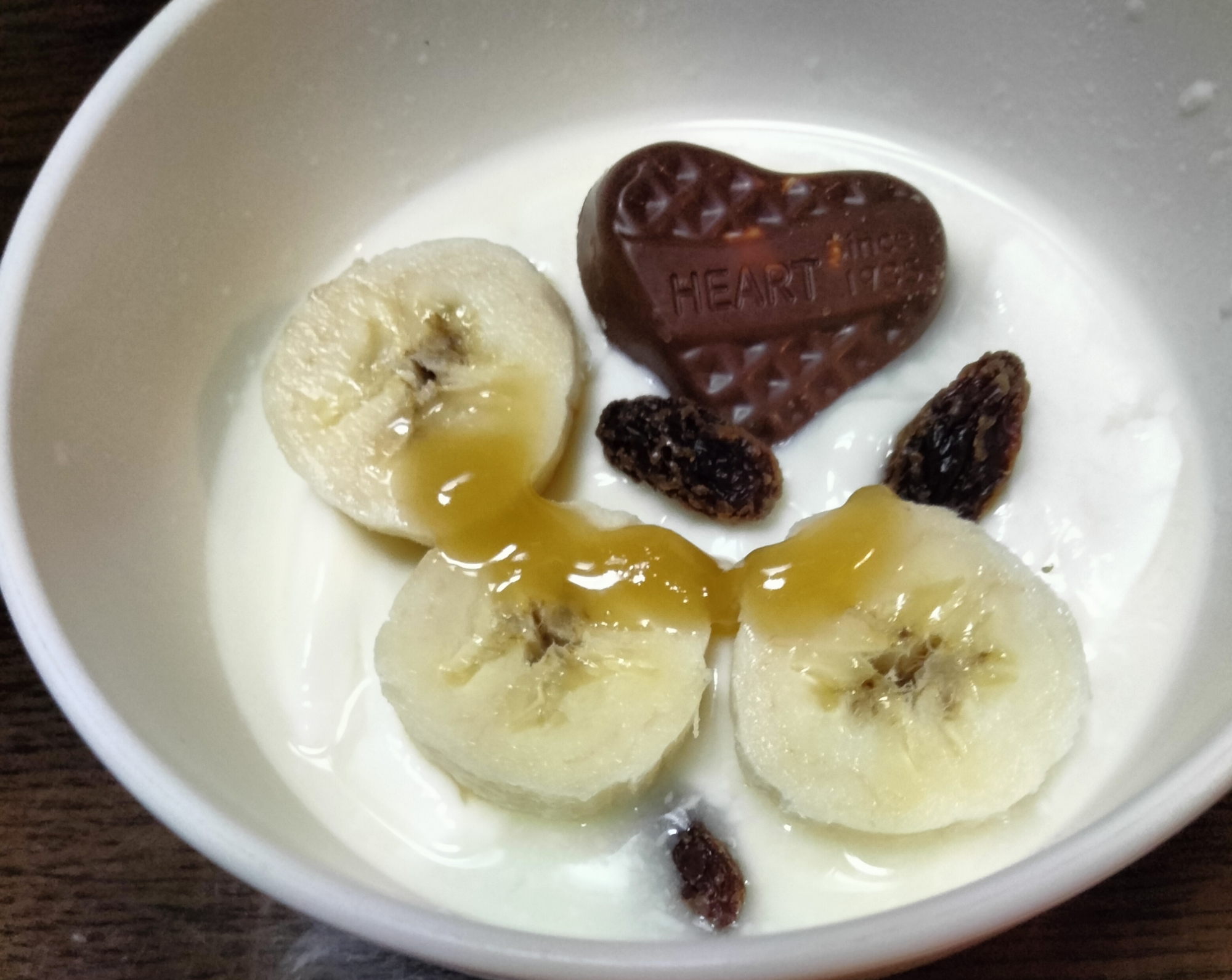 今日のヨーグルト♡バナナ&レーズン&ハートチョコ