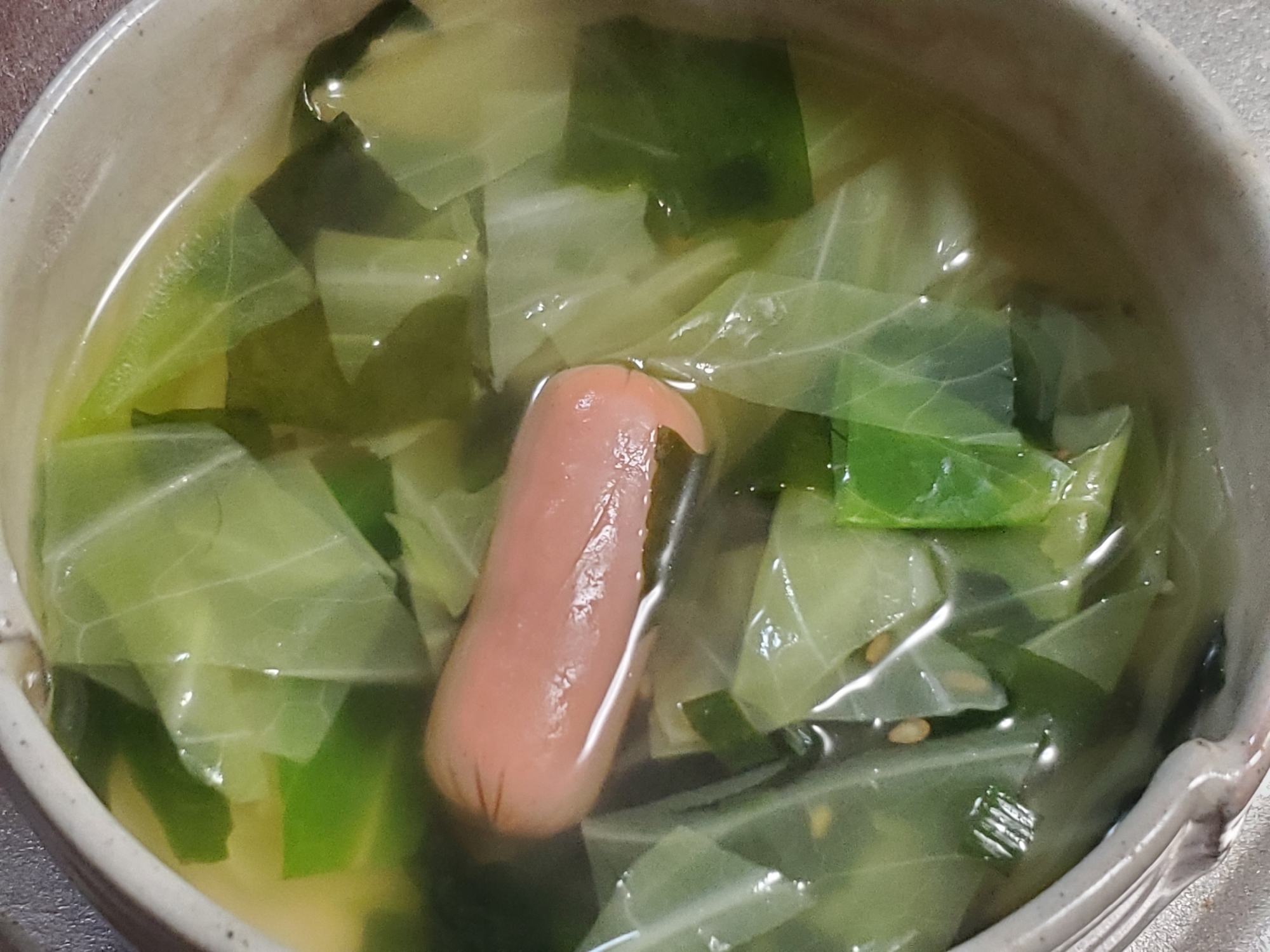キャベツとソーセージ入りわかめスープ