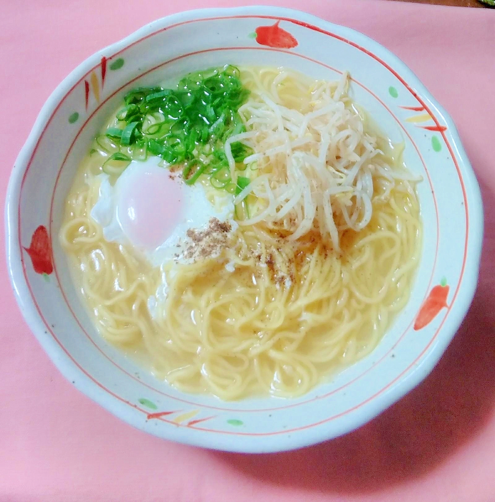 九条ねぎともやしと半熟卵入り塩ラーメン