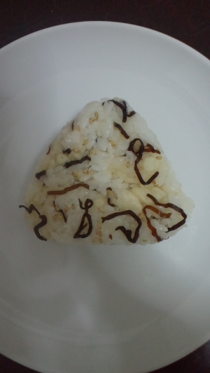 天かすと塩コンブのおにぎり