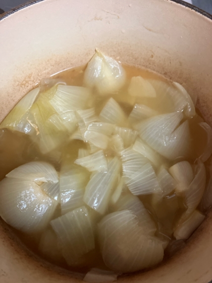 20分煮込むだけ！　丸ごと玉葱(たまねぎ)スープ