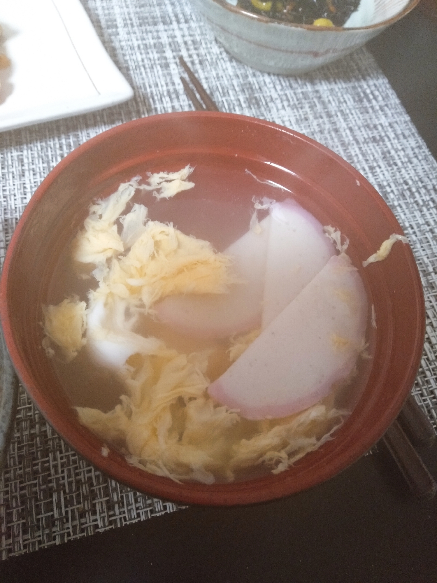 白だしで簡単！卵と豆腐とかまぼこのお吸い物