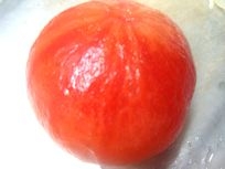 トマトの皮むきはいつもお湯でしていました。私はトマトは皮をむいて使うことが多いので助かります。