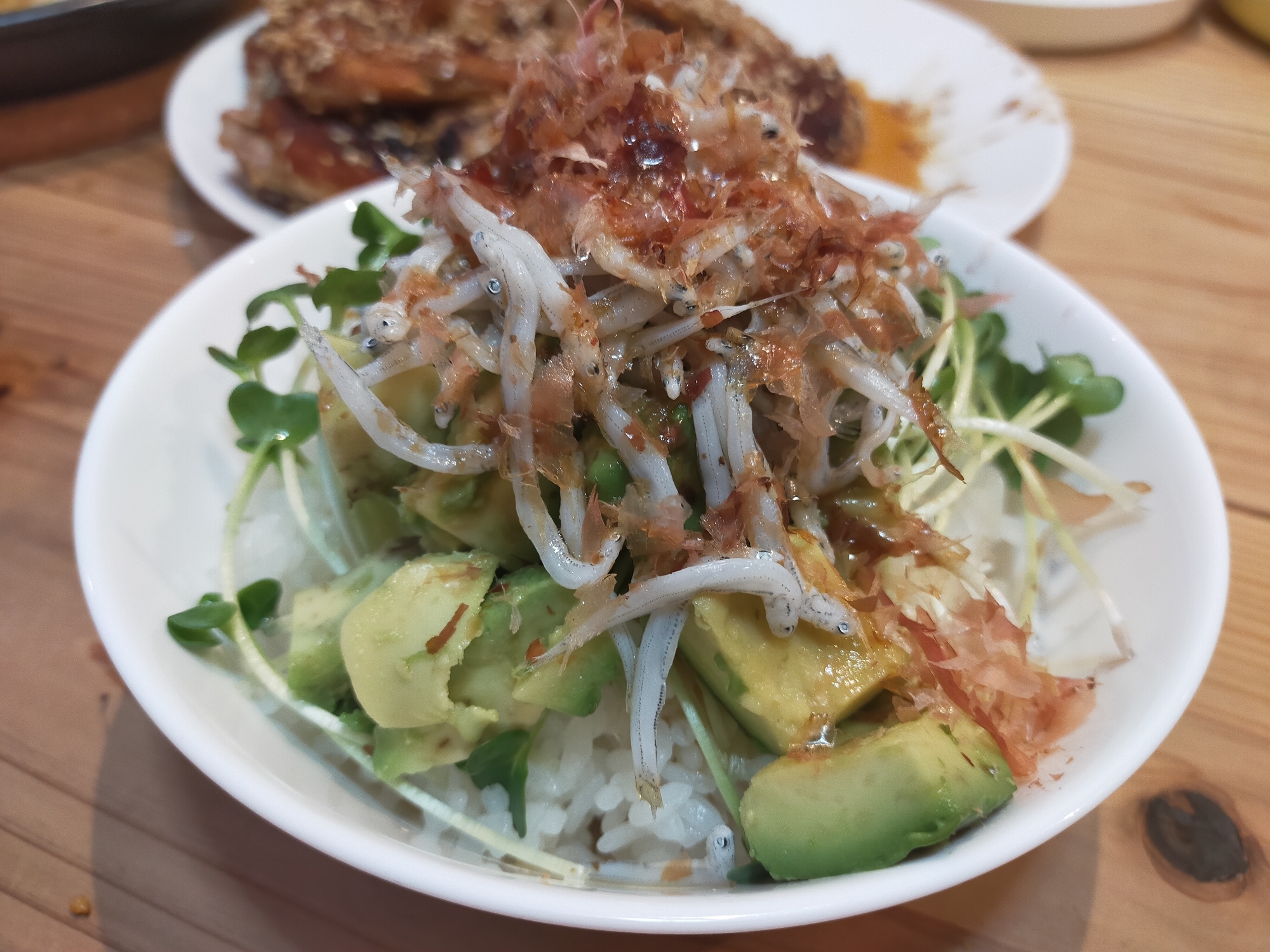 アボカドとしらす丼