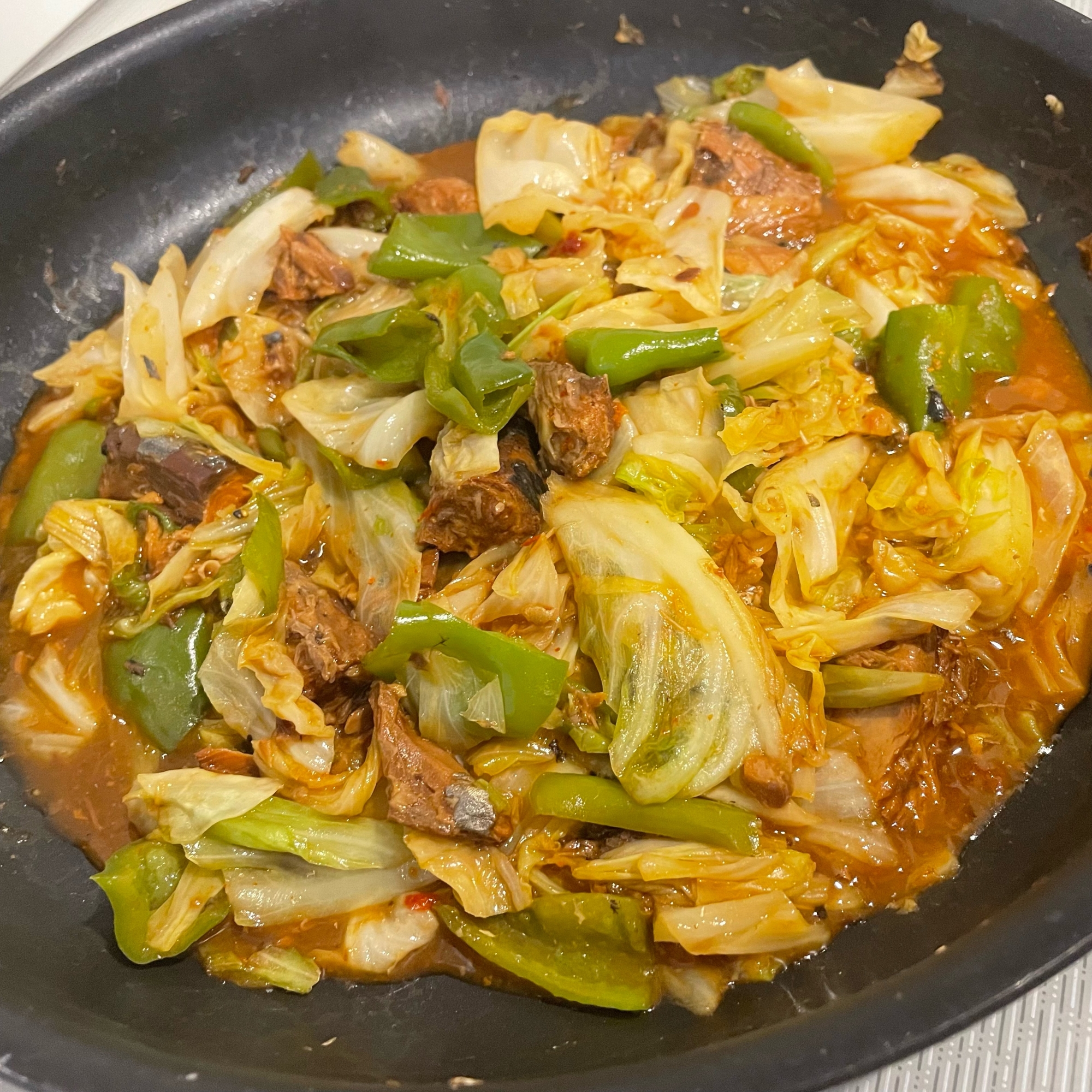 味噌無しでも　鯖味噌缶で作るピリ辛回鍋肉風炒め