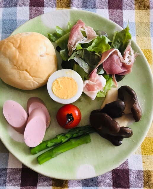 丸パンと生ハムサラダ、茹で卵の朝ごはん