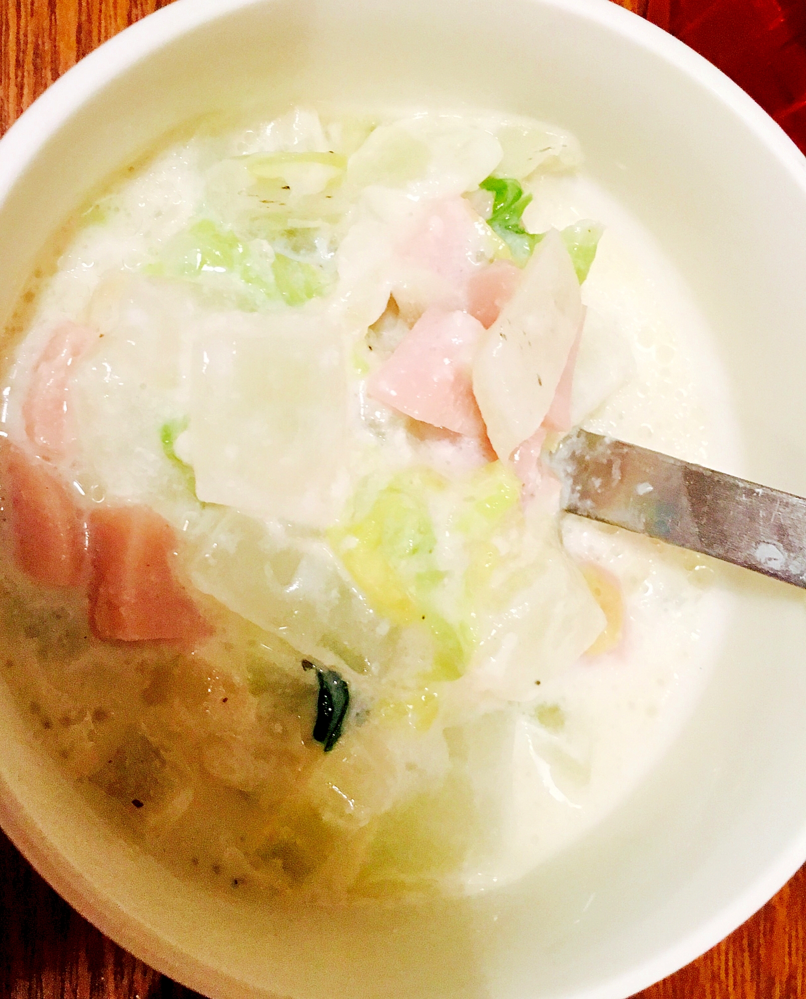 白菜と魚肉ソーセージのミルクスープ