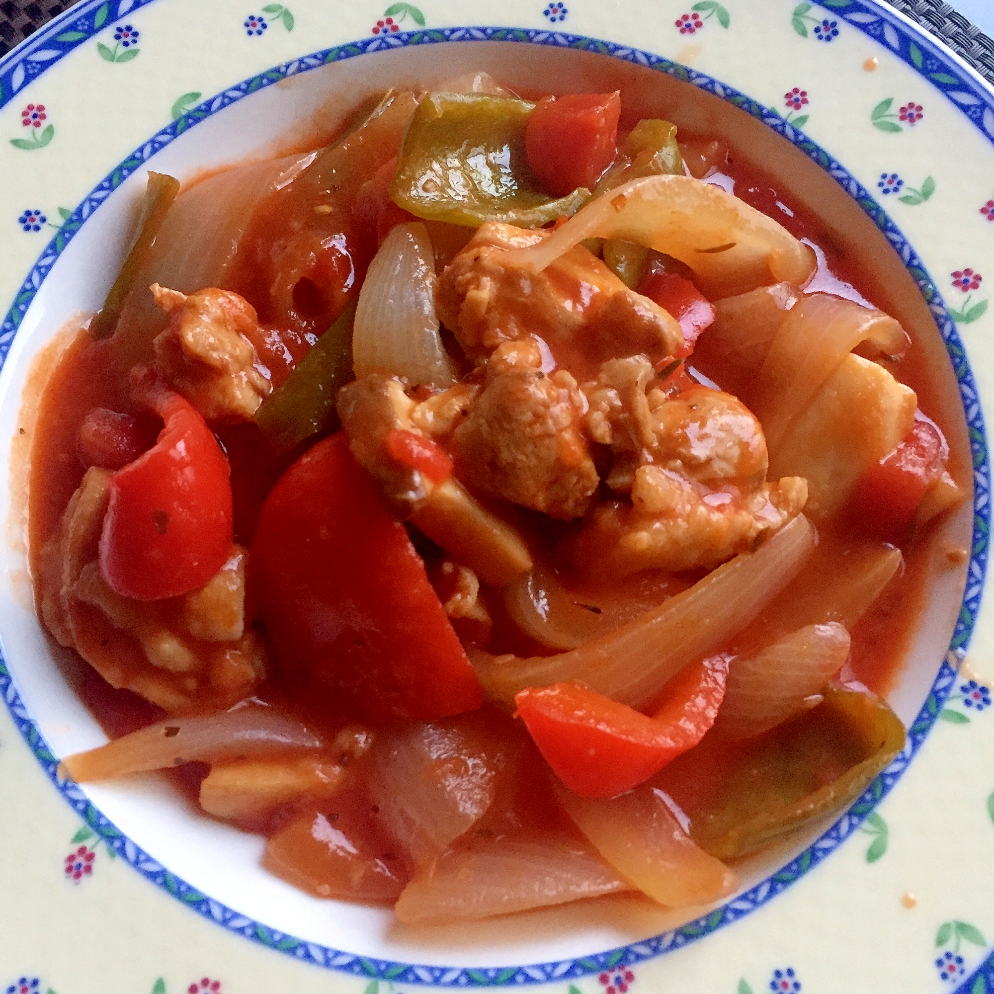 鶏肉とたっぷり野菜のハーブトマト煮込み