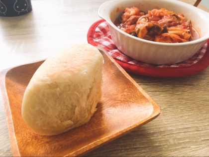 炊飯器でふわふわの出来立てパンが作れるなんて！！出来上がりの香りがたまらないですね( ^ω^ )
お答えできたらでいいのですが、強力粉を全粒粉で代用できますか？