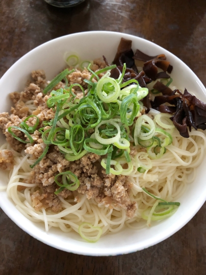 冷凍うどんで簡単☆釜揚げ風ごまだれそぼろうどん