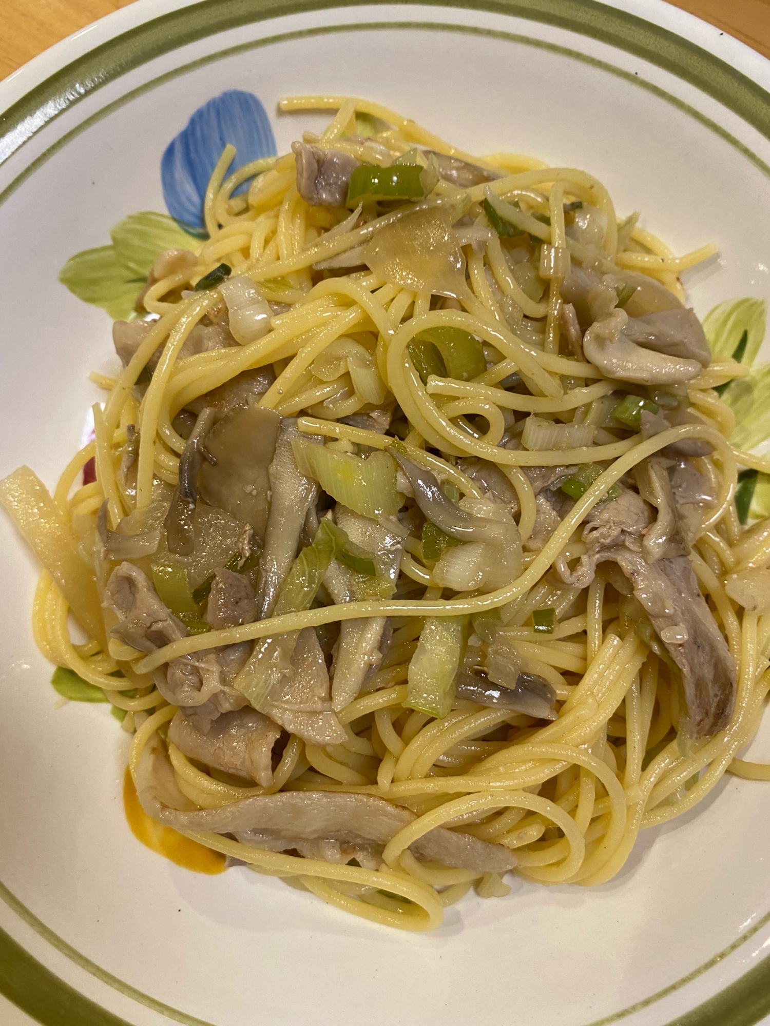 豚バラ肉とネギと舞茸のパスタ