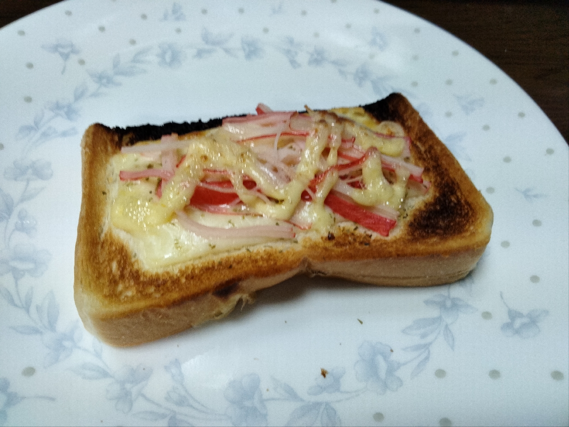 チーズトーストアレンジ ほぐしたカニカマのせて