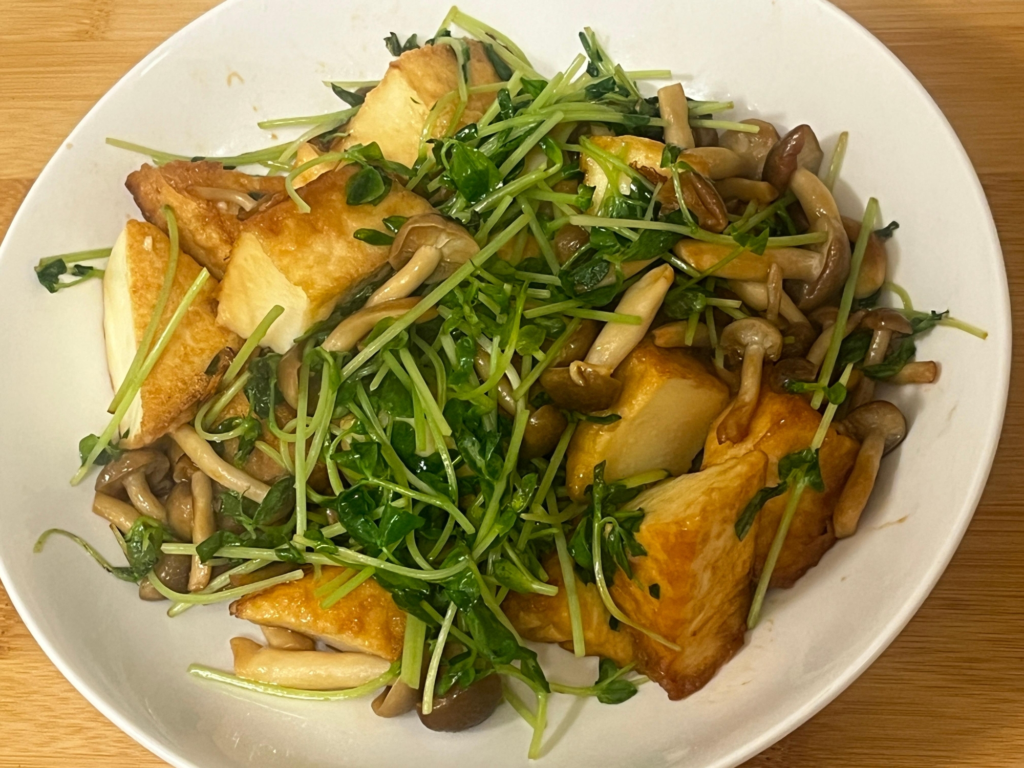 節約＆栄養◎厚揚げ・しめじ・豆苗の炒め和え