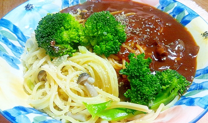 青い皿に盛り付けたちょい足しでコクうまパスタ