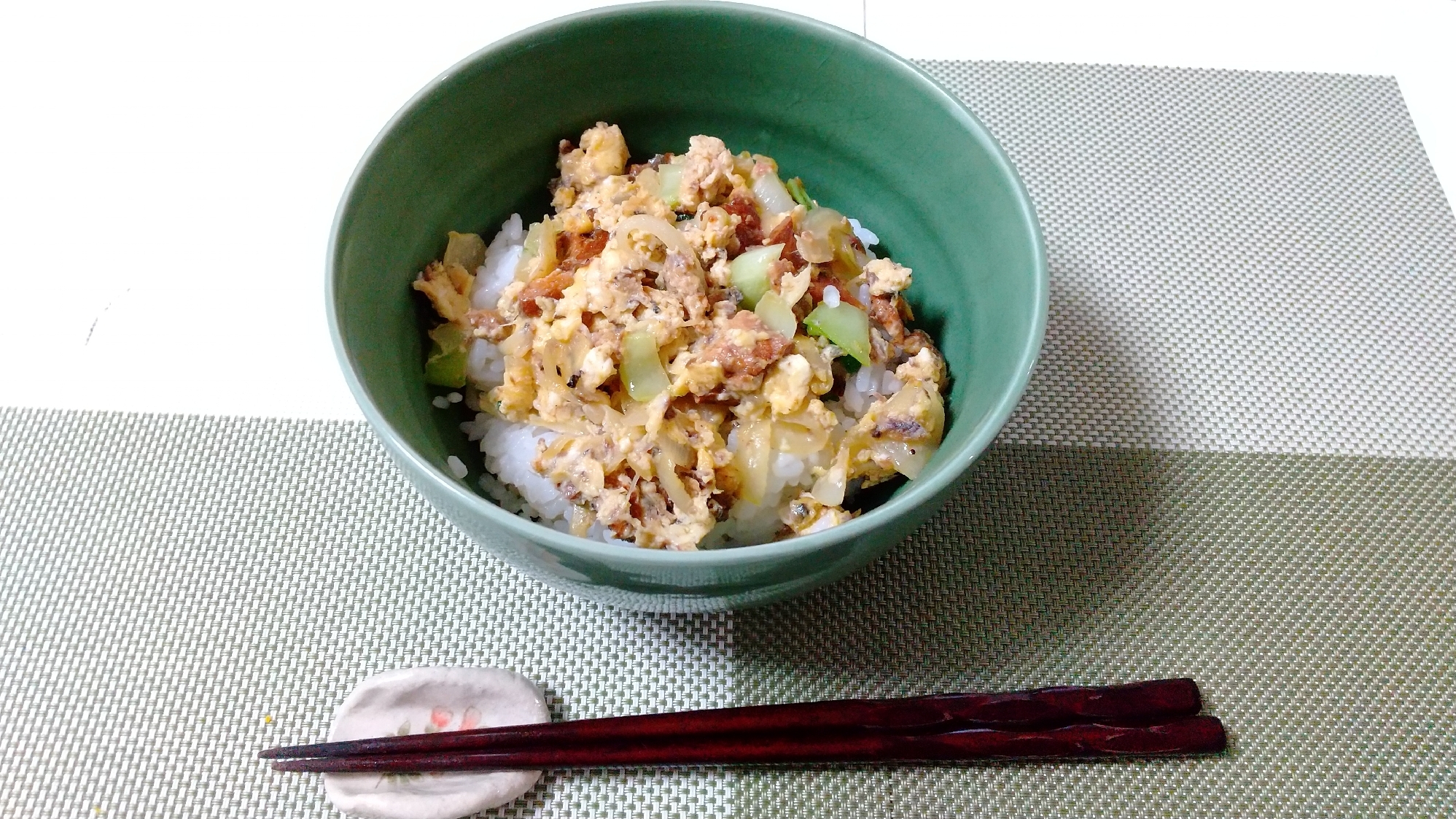 調味料いらず！さんまの蒲焼きの缶詰め卵とじ丼