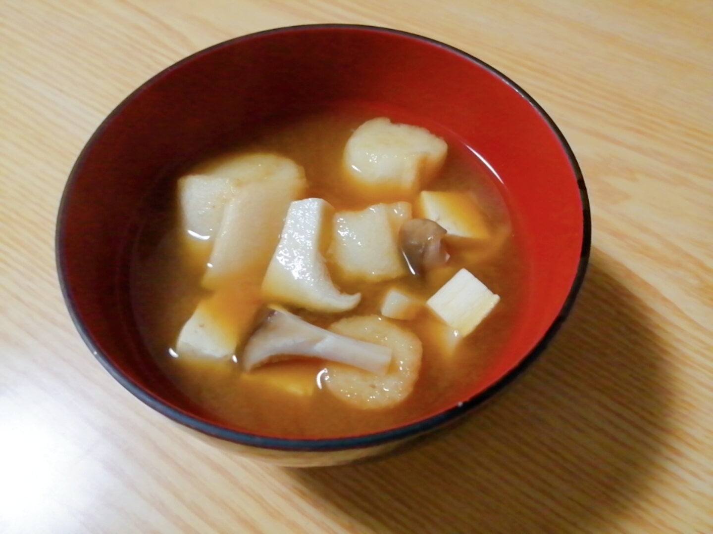 豆腐とエリンギと麩の味噌汁