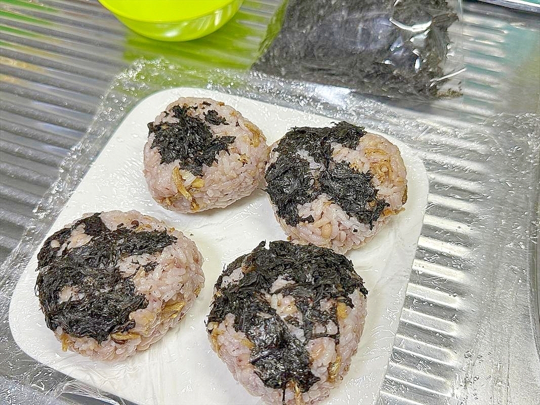 おじゃこにお醤油して混ぜ混ぜ玉に手もみ海苔あしらい