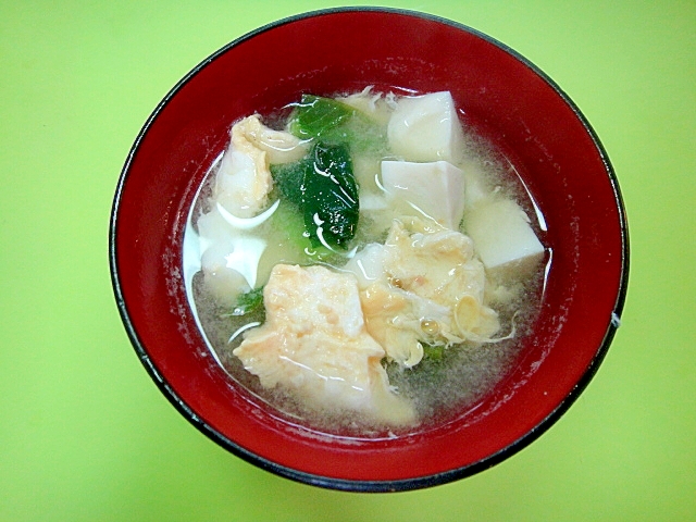 豆腐とつるむらさき卵の味噌汁