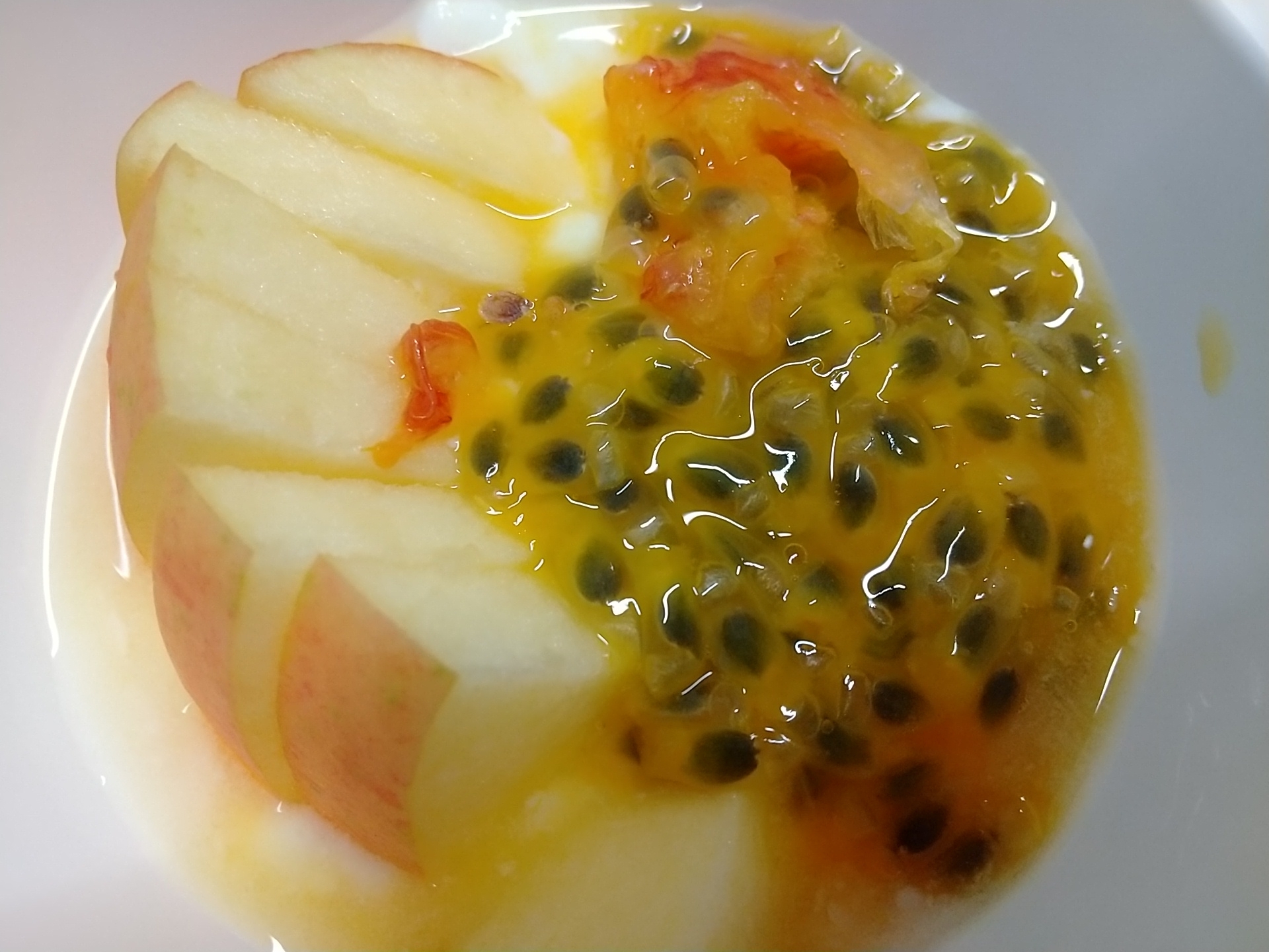 りんごとパッションフルーツのヨーグルト