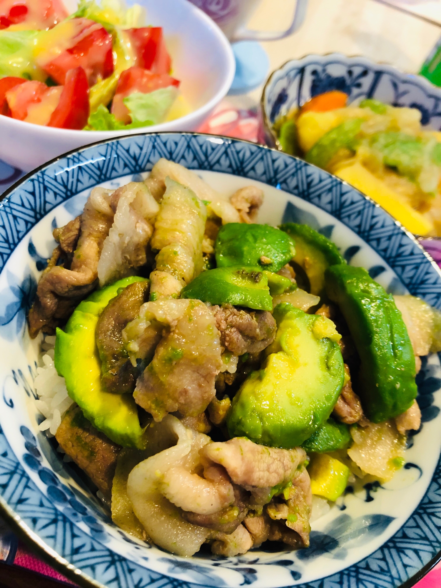 まろやかで甘うま！アボカド豚丼