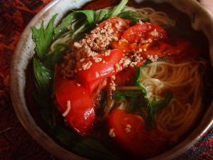 ひき肉で出汁をとります　トマトラーメン